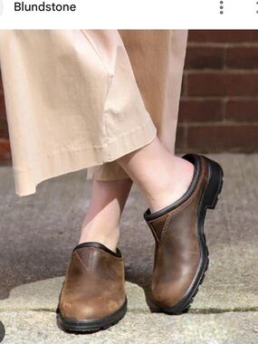 Women’s Blundstone Clogs in Antique Brown Size 10